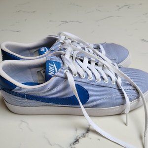 NEW NIKE Sneakers (size 8)